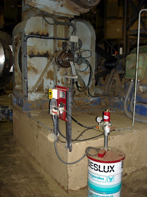 Pneumatic grease pump mounted on the drum, electronic box and progressive distributor