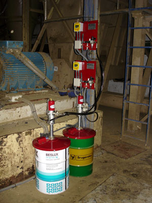 Two grease pneumatic pumps and electronic boxes for lubrication porgressive systems