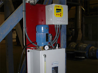 Flenco centralised lubricator and electronic device for a chain lubrication system
