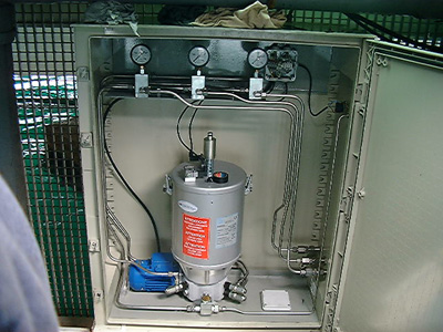 Grease Motorpump with three pumping elements and safety valves and all assembled in a stainless steel box