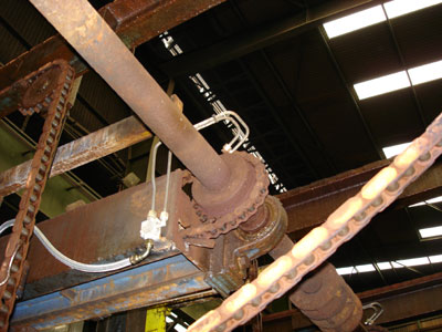 Hose, pipes and Oil Mist reclassificators oriented onto the chain to lubricate it.