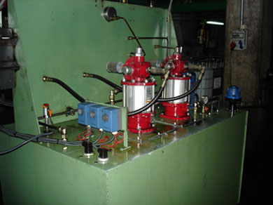 Centralised lubricator with two Alemite divorced pumps 77 series for an air-oil lubrication in an steel mill plant
